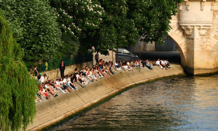 Franca ndalon duhanpirjen në ambiente të jashtme ku qëndrojnë fëmijët nga 1 korriku