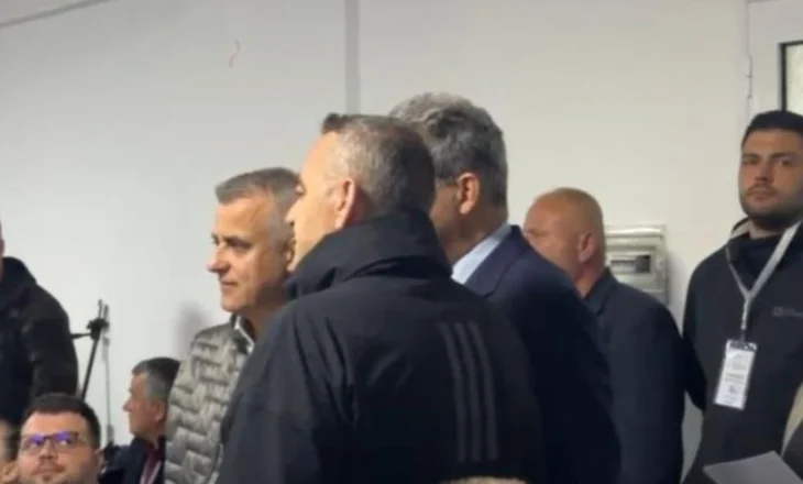 Fredi Beleri vëzhgon nga afër procesin e numërimit të votave në Himarë