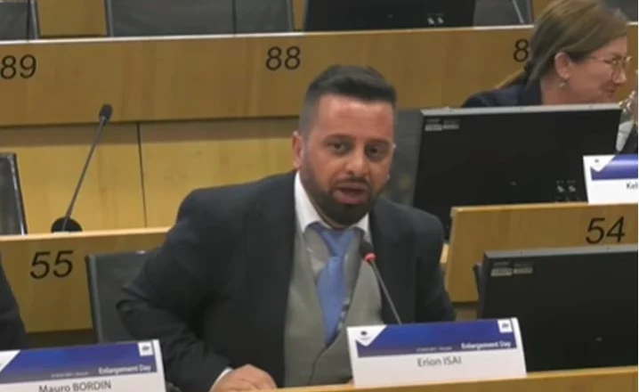 “Full confidence, half grammar”, Erion Isai ‘mahnit’ me anglishten: Delegatët qeshin, rrjeti shpërthen