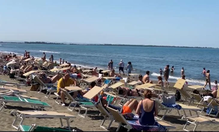 Fundjavë me diell, qindra qytetarë zgjedhin plazhin e Shëngjinit për të pushuar