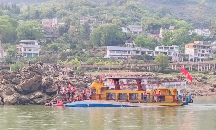 Fundoset anija turistike, 3 të vdekur dhe 60 të plagosur