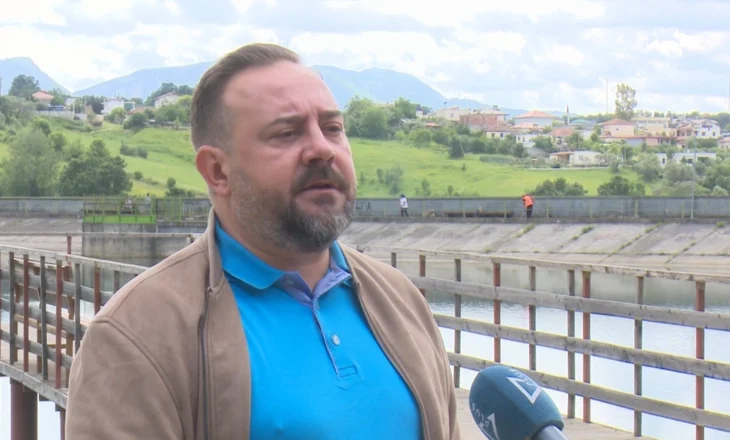 Fushata ndryshe e Etjen Xhafajt, shfaqet si këngëtar dhe kërkon votën e qytetarëve