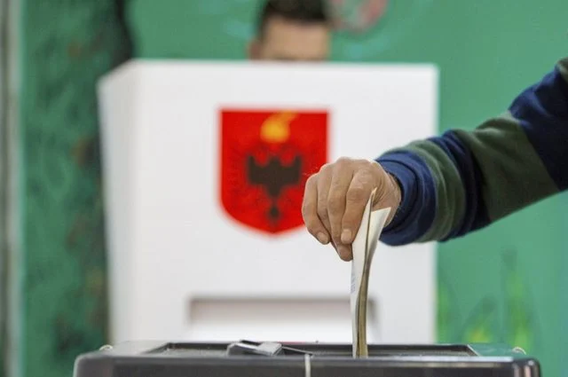 Fushata u mbyll, sot heshtje zgjedhore/ Të dielën 3,7 milionë shqiptarë i drejtohen kutive të votimit