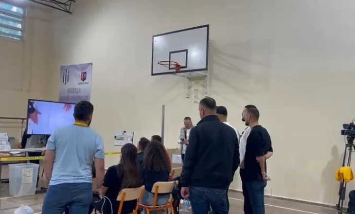 Gara e fortë në Tiranë, emrat në listën e hapur nga PS dhe PD që po numërojnë çdo votë