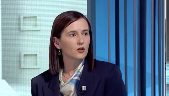 Gazetarët në Shqipëri pa mbrojtje të posaçme ligjore, po dëmtohet e drejta për t’u informuar