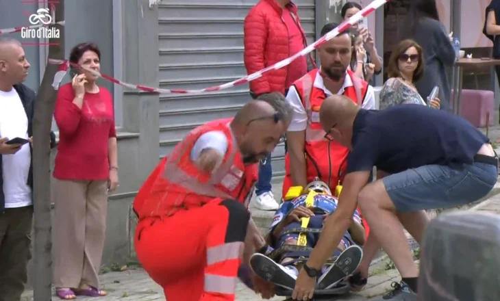 “Giro d’Italia”/ Çiklisti del nga rruga dhe përplaset në trotuar, përfundon në spital