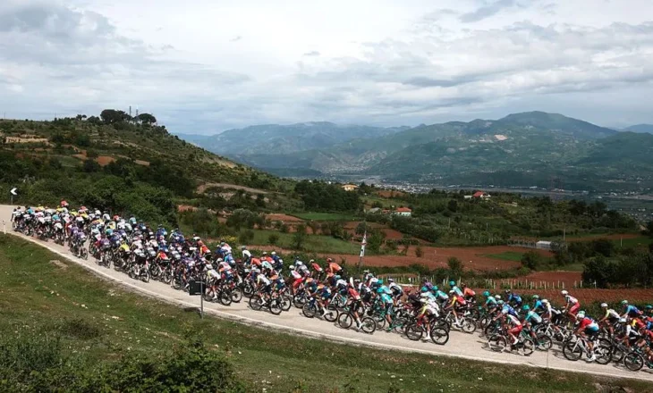 “Giro d’Italia” në Shqipëri, çiklistët drejt finishit