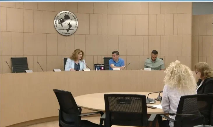 “Giro d’Italia” nuk shtyn orarin e votimin në Vlorë/ Komisioni rregullator rrëzon kërkesën e PS