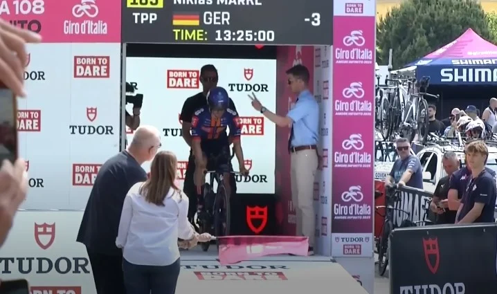‘Giro d’Italia’/ Rama valëvit flamurin e nisjes për Etapën e Dytë në Tiranë