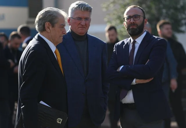 “Gjatë fushatës drejtuesit politikë rrinin në kafe te lokali i PD”/ Kë po paralajmëron Berisha?