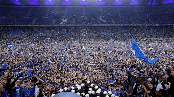 Gjermani, festa e ngjitjes së Hamburgut në Bundesliga degjeneron: 25 tifozë në spital