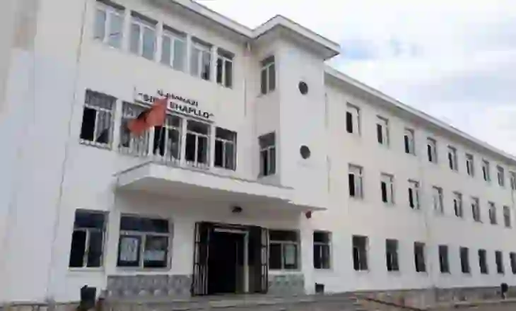 Gjirokastër/ Nxënësi 17-vjeçar hidhet nga dritarja, shkak një bast 10 mijë lekë