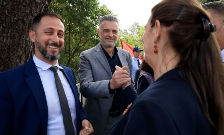 Gjirokastër, PD e PS “puthen” në varreza (FOTO)