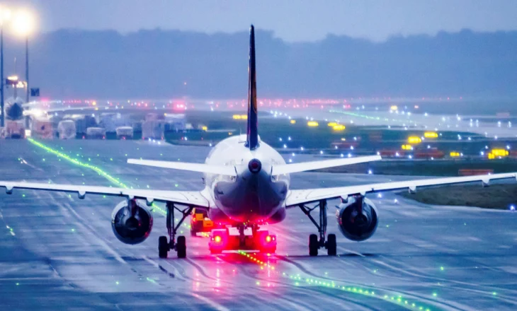 Gjobë për pasagjerët e linjave ajrore që ngrihen përpara se të ndalojë avioni!