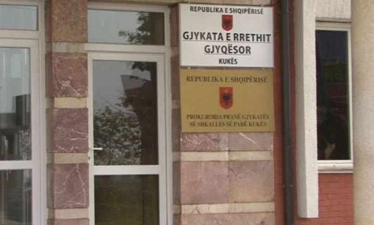 Gjykata e Kukësit ‘pret’ 21-vjeçaren hasjane për vendimin/ Kreu aktin e rëndë ndaj çiftit të bashkëshortëve për…