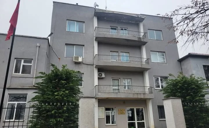 Goditi me mjete të forta gruan dhe theu masën “arrest në shtëpi”, pranga 49 vjeçarit