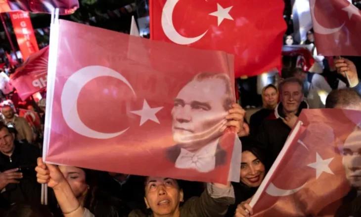 Goditja e pestë ndaj opozitës në Turqi! Dhjetëra arrestime për korrupsion, mes tyre kryetarë bashkish dhe zyrtarë të lartë të CHP