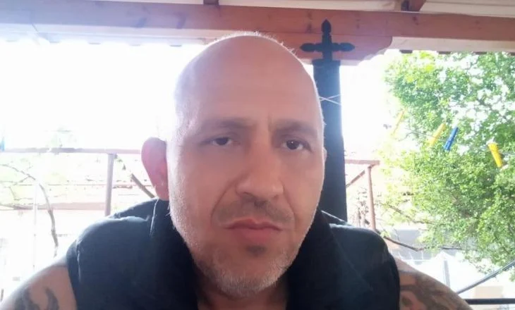 Grabiti shitësen dhe dyshohet se tentoi ta përdhunonte, kush është autori i shpallur në kërkim në Sarandë