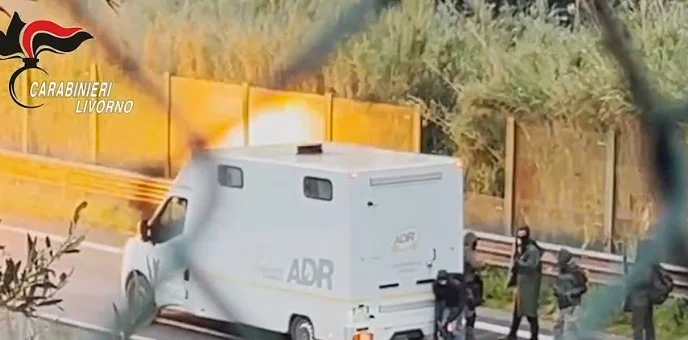 Grabitje si në filma/Morën 3 mln euro e dogjën autoblindat,11 të arrestuar në Itali