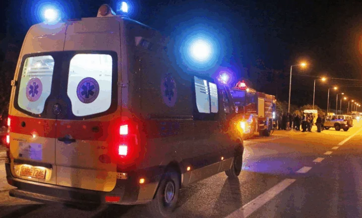 Greqi/ Dy makinat përplasin në të njëjtën kohë motoçikletën, humb jetën një grua