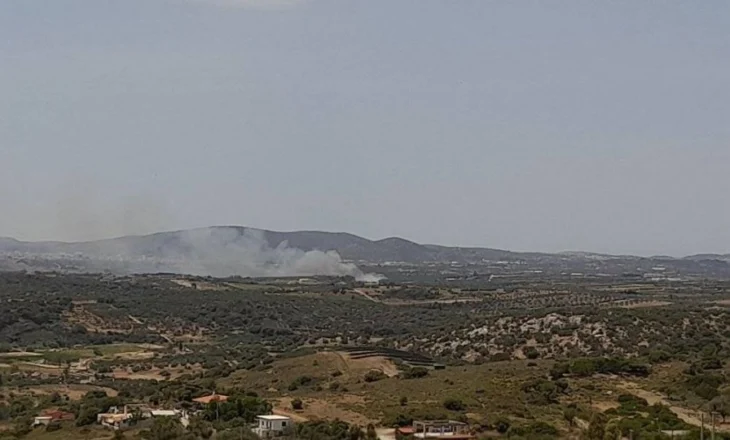 Greqia sërish mes flakëve, dhjetra zjarrfikës dhe helikopterë në terren në Markopoulo