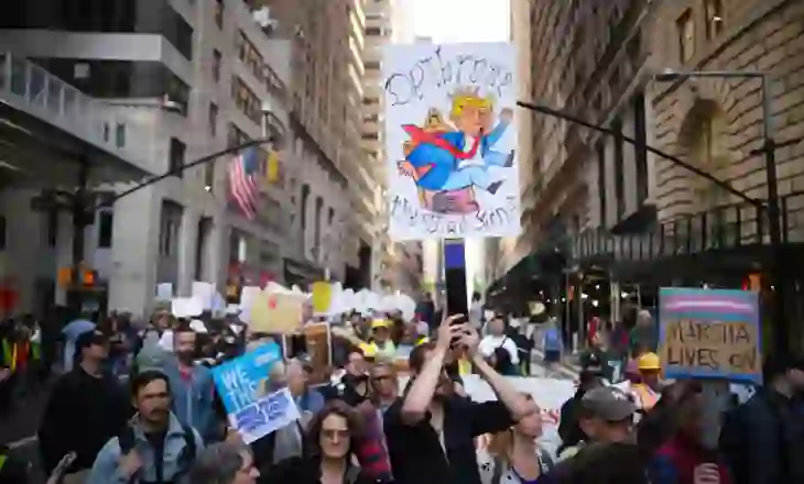 Grupet e majta pas protestave ‘nga baza’ kundër Trump-it mbështeten nga miliarderë dhe rrjete parash të errëta