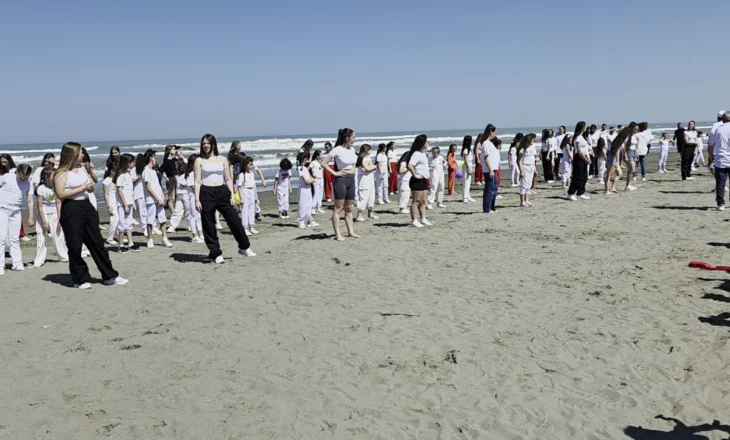 Hapet sezoni turistik në bregdetin e fierit, “Festa e Valëve” në Darëzezë mbledh dhjetëra pjesëmarrës