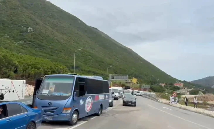 Hapet zyrtarisht tuneli i Llogarasë, fluks i lartë automjetesh në hyrje të tij
