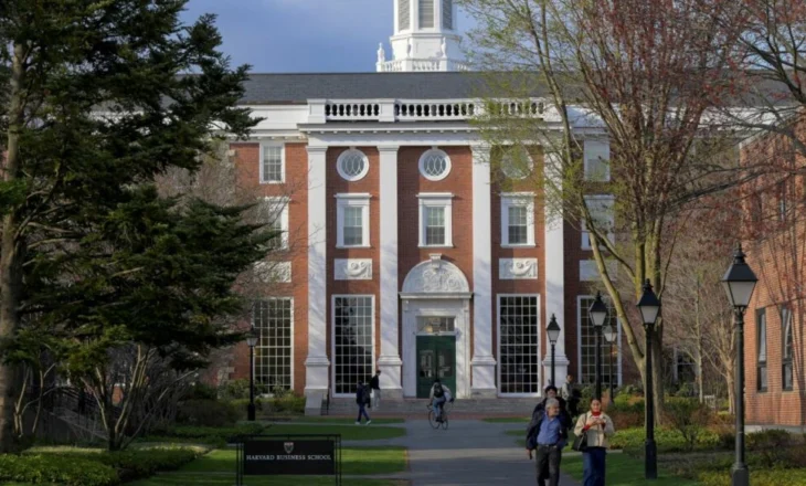 Harvardi padit administratën Trump për ndalimin e regjistrimit të studentëve të huaj