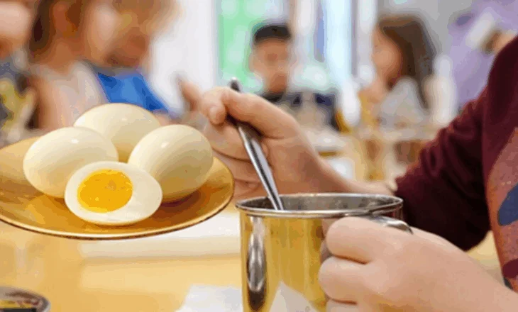 Helmimi i fëmijëve në kopështin e Gramshit, shkak veza me salmonelë