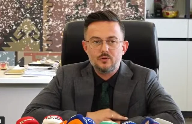 Helmimi i fëmijëve të kopshtit, kryebashkiaku i Gramshit gënjen paturpësisht: S’ka të shtruar
