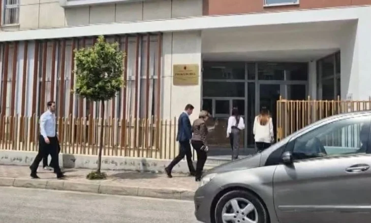 Hetime për krime zgjedhore në Elbasan/ Kontrolle në banesën e një biznesmeni, i sekuestrohet telefoni