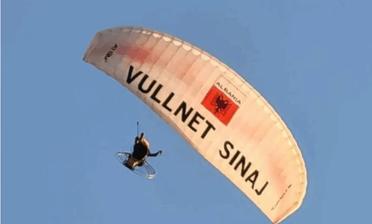 Himarë/ Aksidentohet parashutisti me banderolën elektorale të Vullnet Sinajt