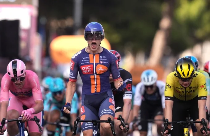 Holandezi Casper van Uden fiton etapën e Giro d’Italia në Leçe