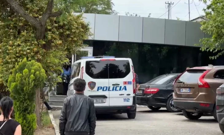 Humb kontrollin e automjetit pranë kishës së Laçit, 45-vjeçarja aksidenton dy persona në kishën e Laçit