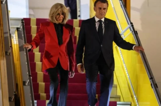 “Humbës…”, eksperti i leximit të buzëve: Çfarë i tha gruaja Macronit pas shuplakës
