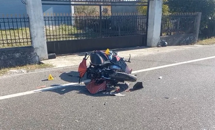 Humbi drejtimin e motomjetit dhe u përplas me një makinë, përfundon në Spitalin e Shkodrës 24- vjeçari