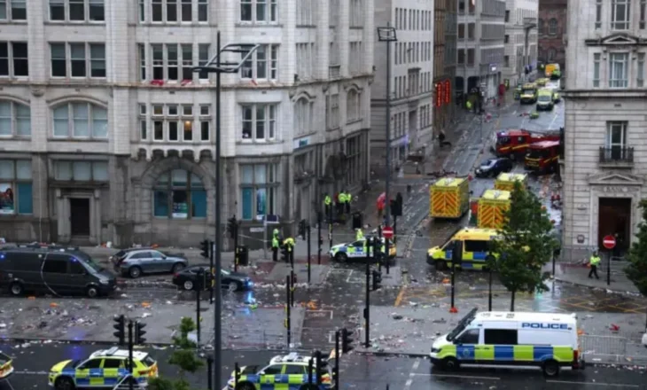Hyri në mes të turmës duke plagosur dhjetëra persona, arrestohet autori i dyshuar në Liverpool! Policia: Mos spekuloni