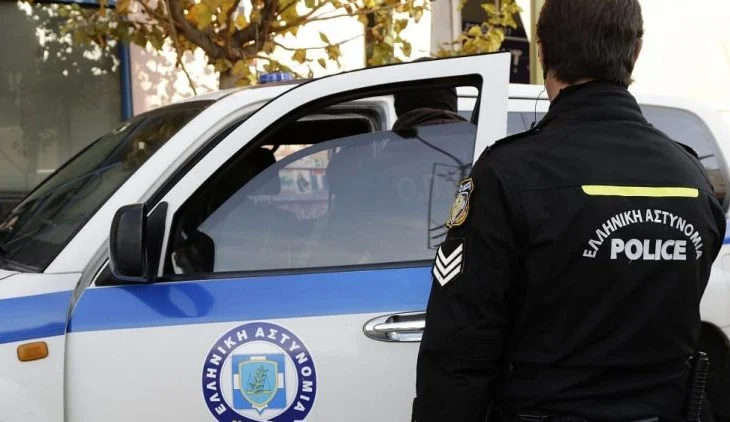 I bëri pritë poshtë shtëpisë, shqiptari plagos me thikë oficerin e policisë në Greqi