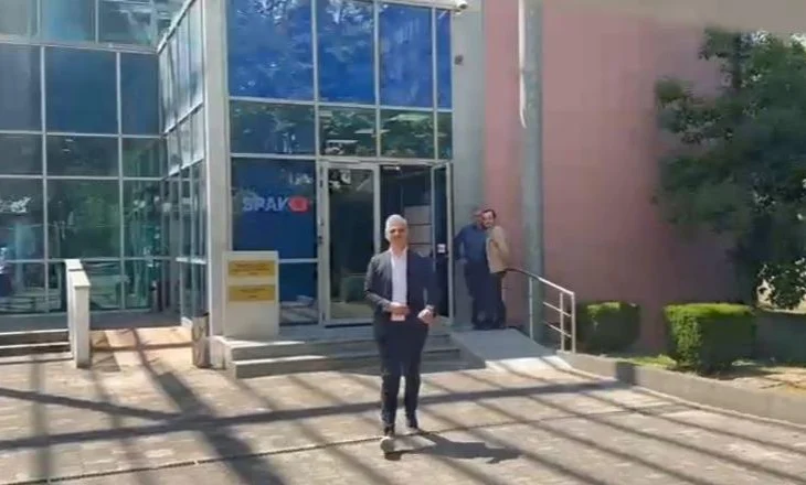 I nervozuar shtyn telefonin e gazetares/ Kreu i ARRSH del nga SPAK: U mora i pandehur