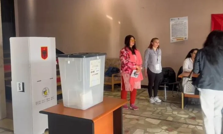 I ngacmoi të bijën! Eksponenti i PD në Pogradec godet komisionerin e PS në qendrën e votimit