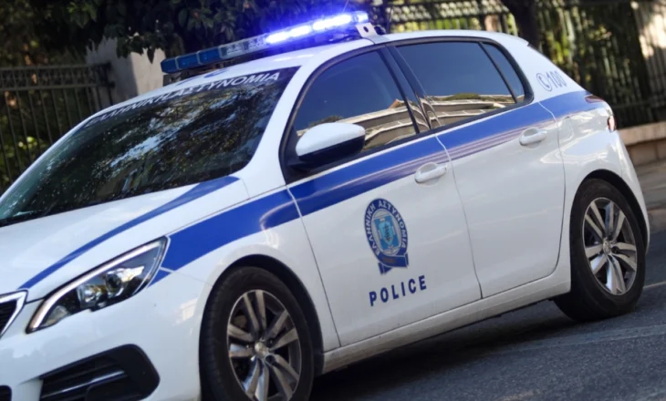I riu shqiptar i zë pritë poshtë shtëpisë oficerit të policisë në Greqi, e plagos me thikë