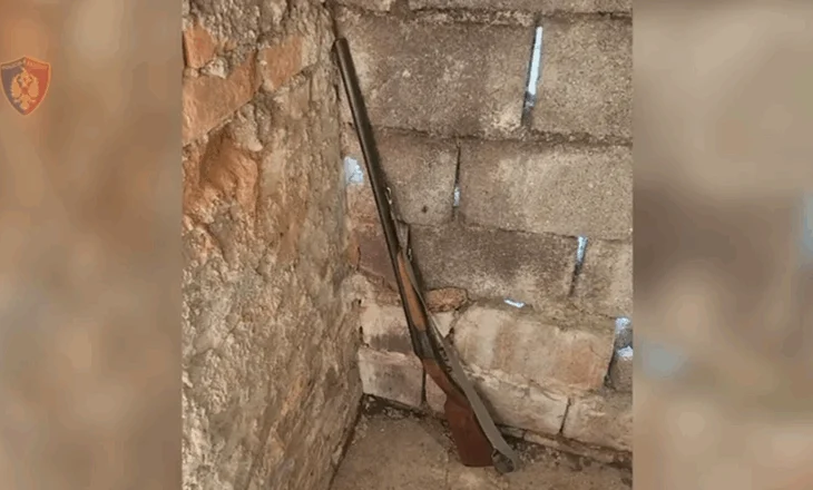 I riu thyen masën e arrestit dhe e plagos me thikë!  34-vjeçari ‘hakmerret’, i shkon me armë në shtëpi (EMRI)
