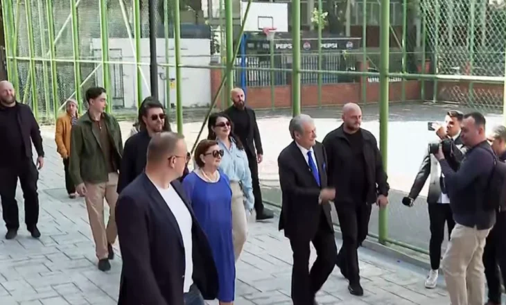 I shoqëruar nga familja e tij, Berisha voton në shkollën “Kosova” në Tiranë
