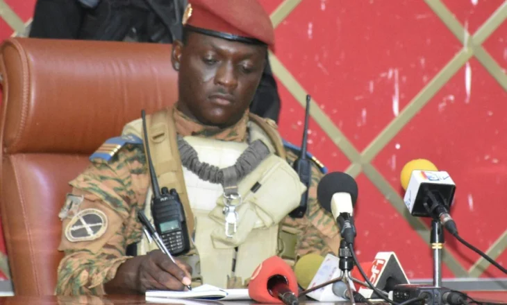 Ibrahim Traoré, kapiteni që u bë President përmes një grushti shteti dhe u shndërrua në një model sfidues lideri afrikan