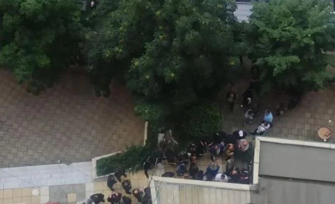 Incident në afërsi të një qendre votimi në Tiranë, policia shoqëron disa qytetarë