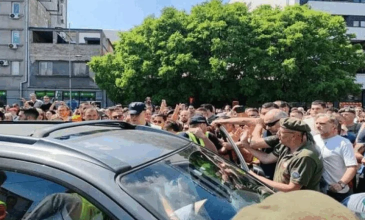 Incident në protestën e Novi Sadit, një person tenton të përplasë me makinë qytetarët