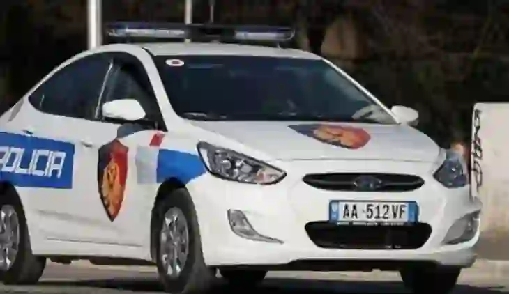 Incident në qendrën e votimit në Pogradec! Mbështetësi i PD godet komisionerin e PS pas dyshimit se i ngacmoi të bijën