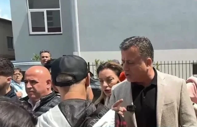 Incident në Vorë mes Flamur Nokës dhe një qytetari/ KQZ merr vendimin, revokon akreditimin e të gjithë vëzhguesve