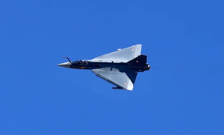 India investon në teknologjinë ushtarake, miratohet programi për avionë luftarakë të prodhuar në vend